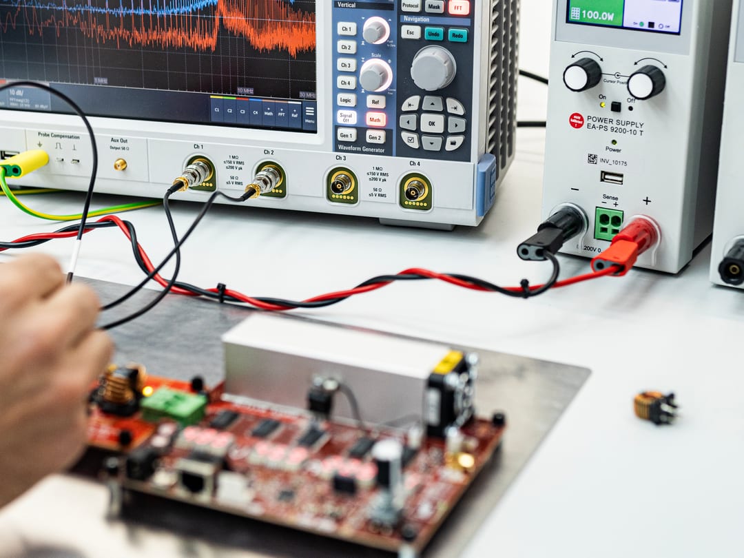 A test device that measures various values is connected to a component by a cable connection.