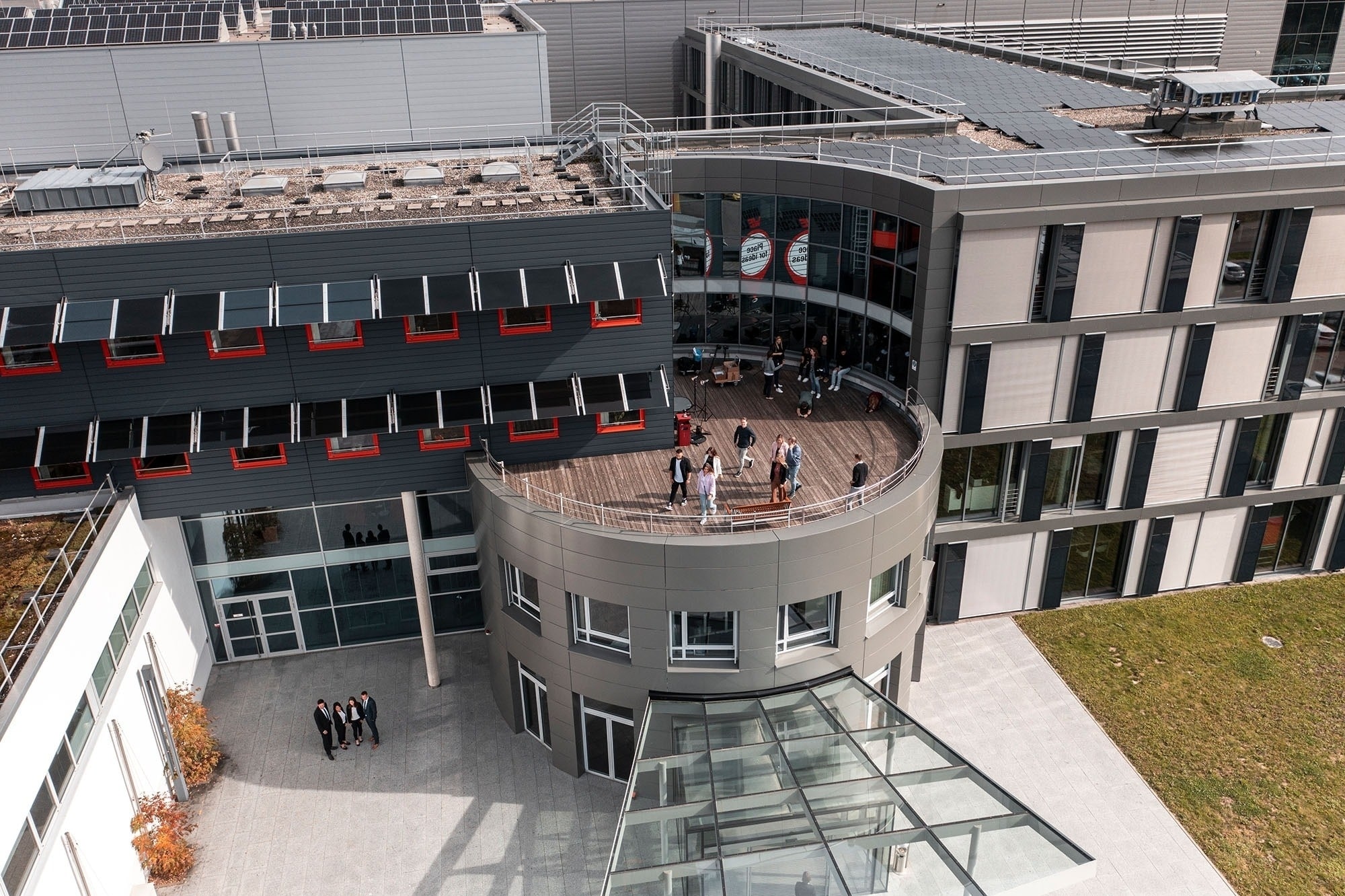 Career at Würth Elektronik Employees wave from the terrace of the building to